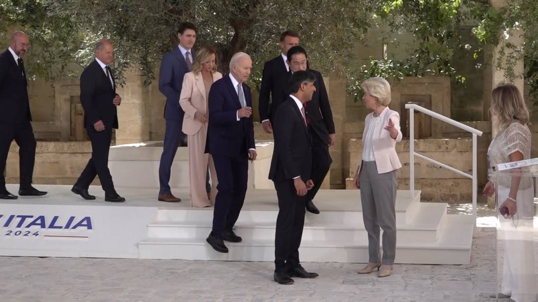 İtalya Başbakanı Meloni, Biden'ı beklerken sıkıldı; telefonu elinden düşüremedi 1